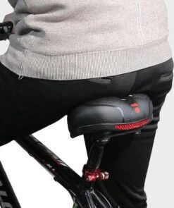 Voltano Fietszadel Met Gelpads - Zwart/Rood - Uitsparing - Zadelvering - Unisex - Incl. Gratis Zadelstrop -Fietsenwinkel 1004x1200