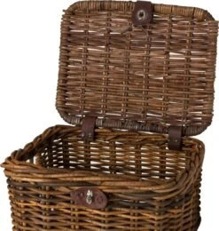Fastrider Sera Rotan Fietsmand - Bruin - 17L - Handgemaakt - Met Klep -Fietsenwinkel 1141x1200