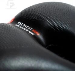 Voltano Fietszadel Met Gelpads - Zwart/Rood - Uitsparing - Zadelvering - Unisex - Incl. Gratis Zadelstrop -Fietsenwinkel 1200x1136 2