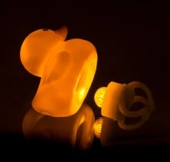 Merkloos Piepende Eend Met Led Licht Voor Op De Fiets -Fietsenwinkel 1200x1140