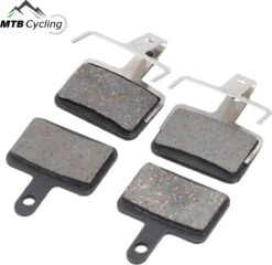 B01S Standaard Remblokken Set 4 Stuks Voor + Achter Voor O.a. Shimano Altus/Alivio/Deore /Tektro / BBS-52 - Inclusief Schijfremblokveer - Zwart