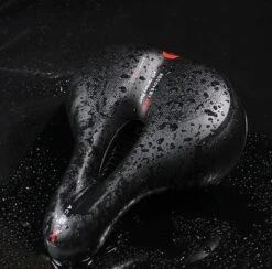 Voltano Fietszadel Met Gelpads - Zwart/Rood - Uitsparing - Zadelvering - Unisex - Incl. Gratis Zadelstrop -Fietsenwinkel 1200x1187 3