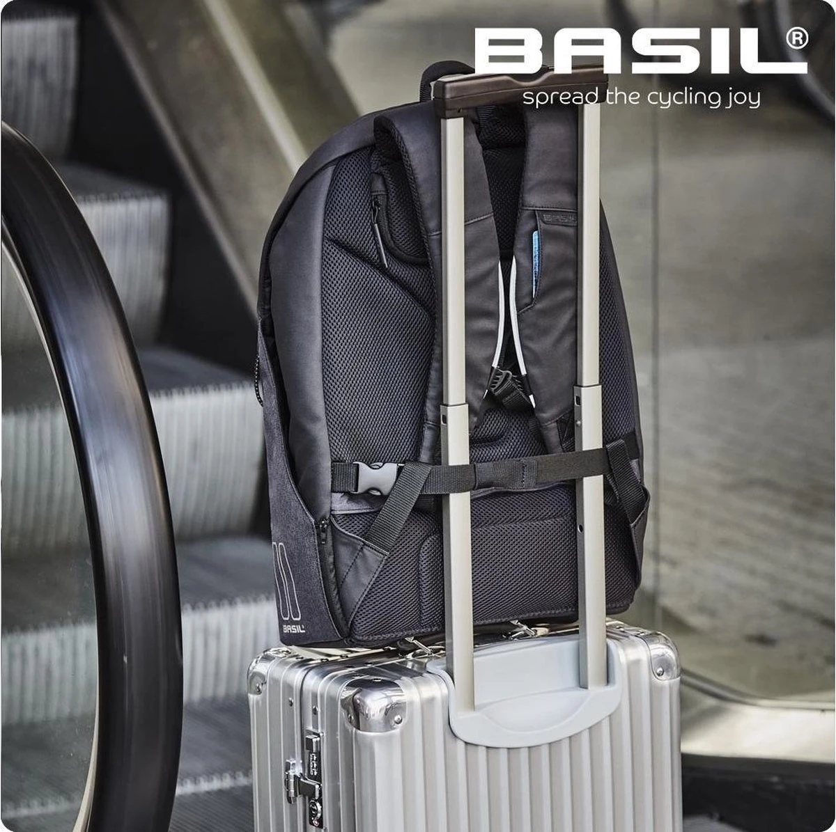 Basil B-Safe Commuter Fietsrugzak Nordlicht - Voor 15,6inch Laptop - Zwart - 18 Liter 8 Basil B-Safe Commuter Fietsrugzak Nordlicht - Voor 15,6inch Laptop - Zwart - 18 Liter - Image 6