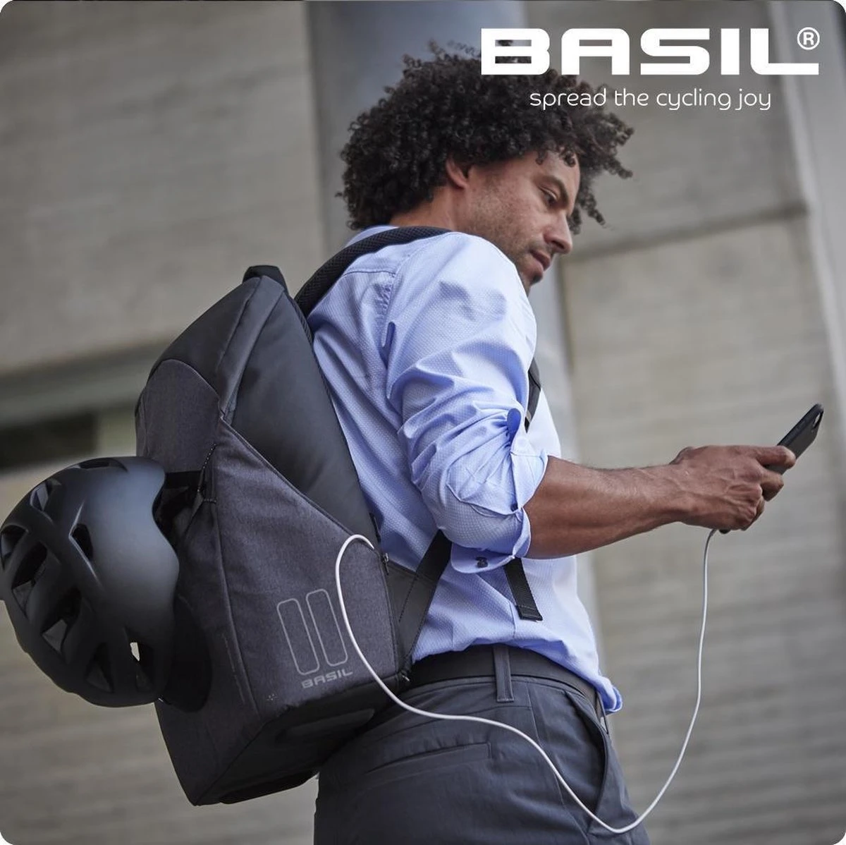 Basil B-Safe Commuter Fietsrugzak Nordlicht - Voor 15,6inch Laptop - Zwart - 18 Liter 12 Basil B-Safe Commuter Fietsrugzak Nordlicht - Voor 15,6inch Laptop - Zwart - 18 Liter - Image 10