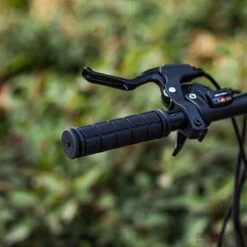 Merkloos ESTARK® - Fietshandvatten - Handvatten - Universeel - Fiets – Mountainbike – Professioneel - Grips - Extra Grip – Fietshandvaten -Handvaten - Handig Te Monteren - Anti-slip – Fietsen – Stuur – Bikegrips – Stevig - Rubber Zwart - (R-zwa) -Fietsenwinkel 1200x1200 736