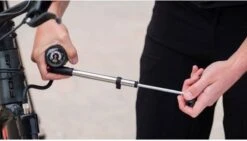 BBB Cycling Airshock Minipomp - Fietspomp Met Drukmeter - Pomp Mini Met Manometer - 28 Bar - Zwart/Zilver - BMP-29 7 BBB Cycling Airshock Minipomp - Fietspomp Met Drukmeter - Pomp Mini Met Manometer - 28 Bar - Zwart/Zilver - BMP-29 -Fietsenwinkel 1200x684