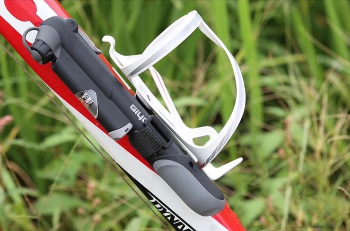 Giyo - Mini Fietspomp - Compact Achter Bidonhouder - Zwart - MTB - Race Fiets - Mountainbike - Hollands Ventiel - Frans Ventiel - Autoventiel 4 Giyo - Mini Fietspomp - Compact Achter Bidonhouder - Zwart - MTB - Race Fiets - Mountainbike - Hollands Ventiel - Frans Ventiel - Autoventiel - Image 2