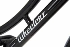Wheelerz.nl Omafiets 28 Inch Zwart Met Voordrager 7 Wheelerz.nl Omafiets 28 Inch Zwart Met Voordrager -Fietsenwinkel 1200x800 180