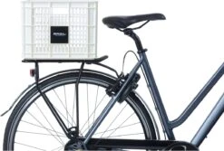 Basil Fietskrat M - Medium - 27 Liter - Wit -Fietsenwinkel 1200x810