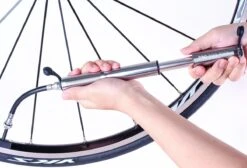 PRO BIKE TOOL Mini Luchtpomp Fiets, Fietspomp Voor Alle Ventielen (Presta & Schrader), Hoge Druk Tot 6,9 Bar / 100 PSI, Betrouwbare, Compacte & Lichtgewicht Framepomp, Pomp Voor Racefiets & Mountainbike. -Fietsenwinkel 1200x818 2