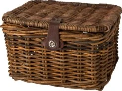 Fastrider Sera Rotan Fietsmand - Bruin - 17L - Handgemaakt - Met Klep -Fietsenwinkel 1200x893